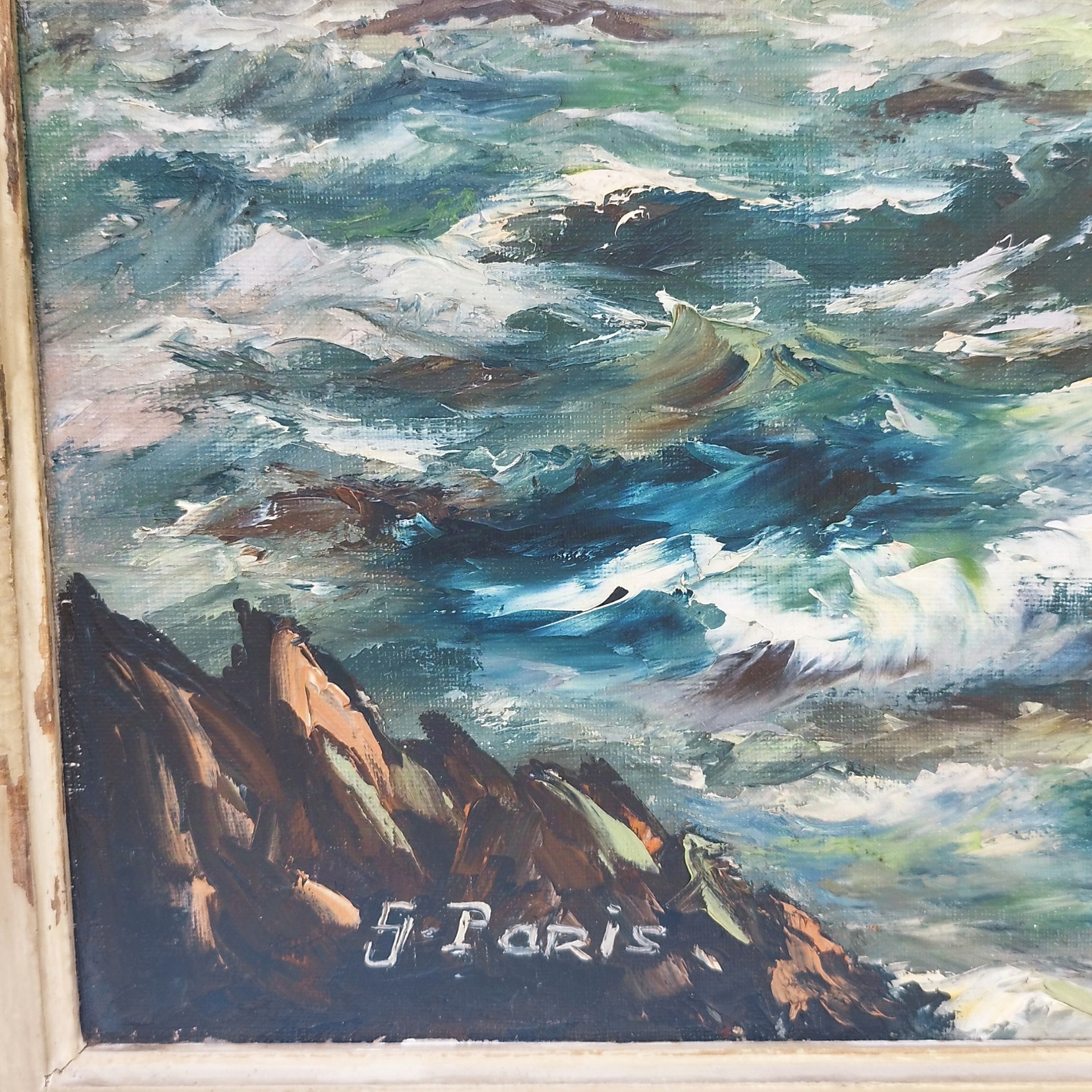 Huile sur toile représentant une tempête, sur les bords de la côte. Une partie est effectuée au couteau donnant un beau relief à cette toile. Encadrement bois avec usures sur le contour. Signée sur le bas à gauche. Bon état général. Dimensions avec encadrement : 61 X 43,5 cm.