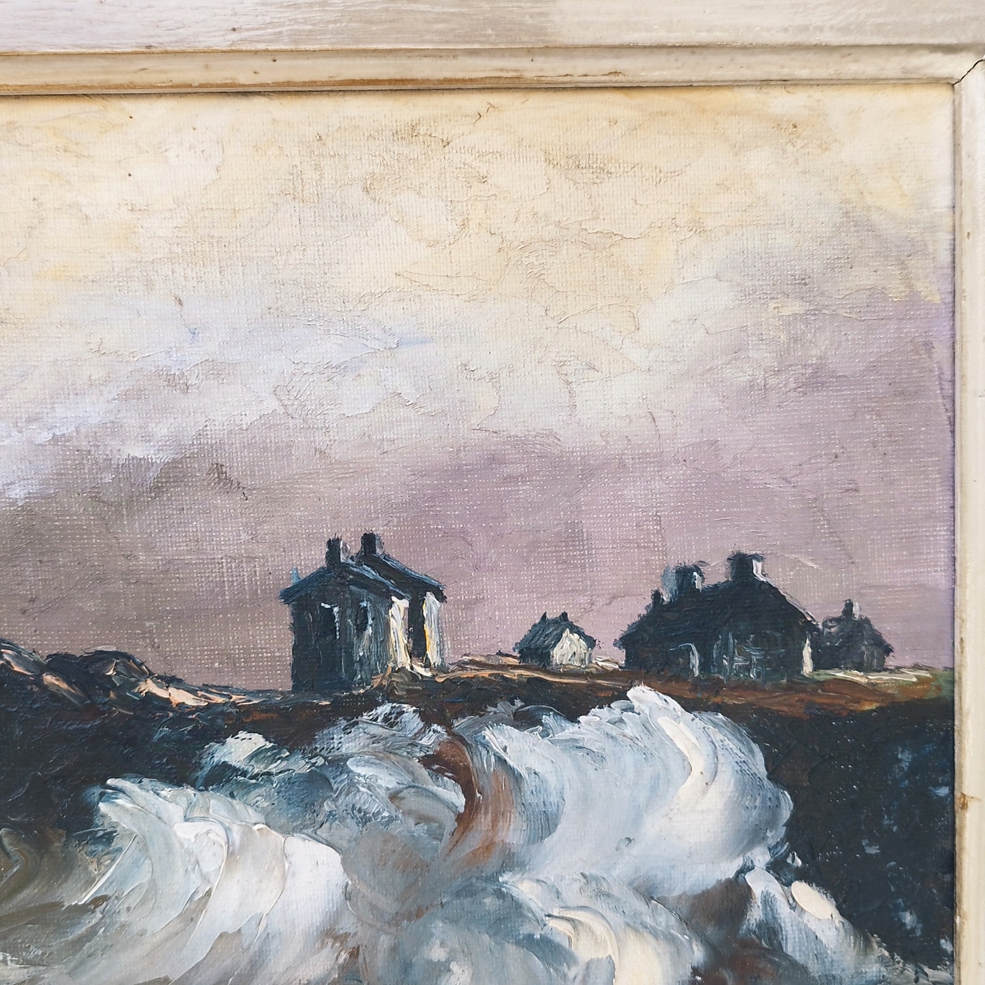 Huile sur toile représentant une tempête, sur les bords de la côte. Une partie est effectuée au couteau donnant un beau relief à cette toile. Encadrement bois avec usures sur le contour. Signée sur le bas à gauche. Bon état général. Dimensions avec encadrement : 61 X 43,5 cm.
