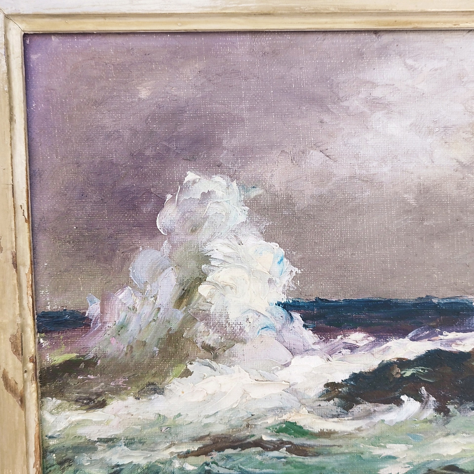 Huile sur toile représentant une tempête, sur les bords de la côte. Une partie est effectuée au couteau donnant un beau relief à cette toile. Encadrement bois avec usures sur le contour. Signée sur le bas à gauche. Bon état général. Dimensions avec encadrement : 61 X 43,5 cm.