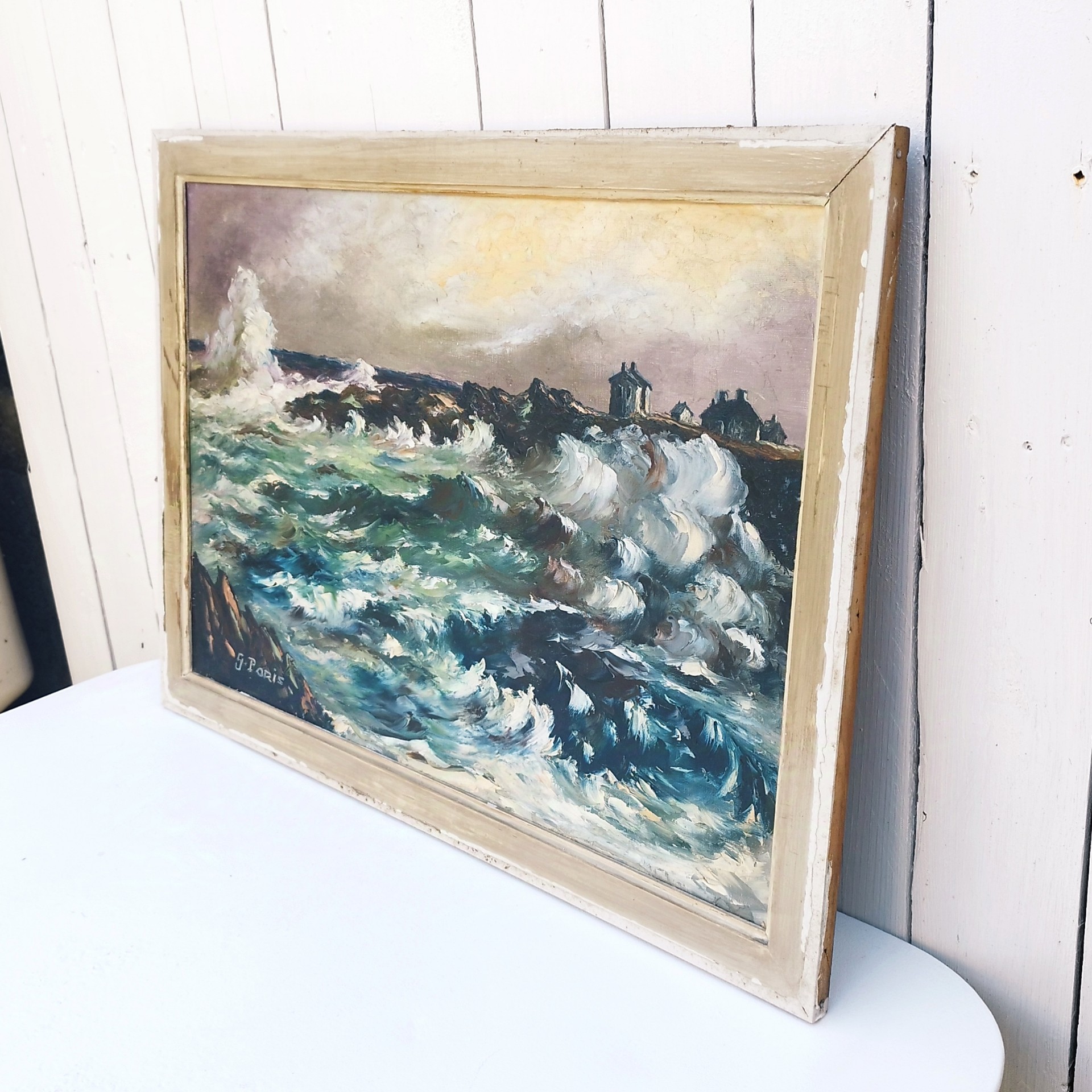 Huile sur toile représentant une tempête, sur les bords de la côte. Une partie est effectuée au couteau donnant un beau relief à cette toile. Encadrement bois avec usures sur le contour. Signée sur le bas à gauche. Bon état général. Dimensions avec encadrement : 61 X 43,5 cm.