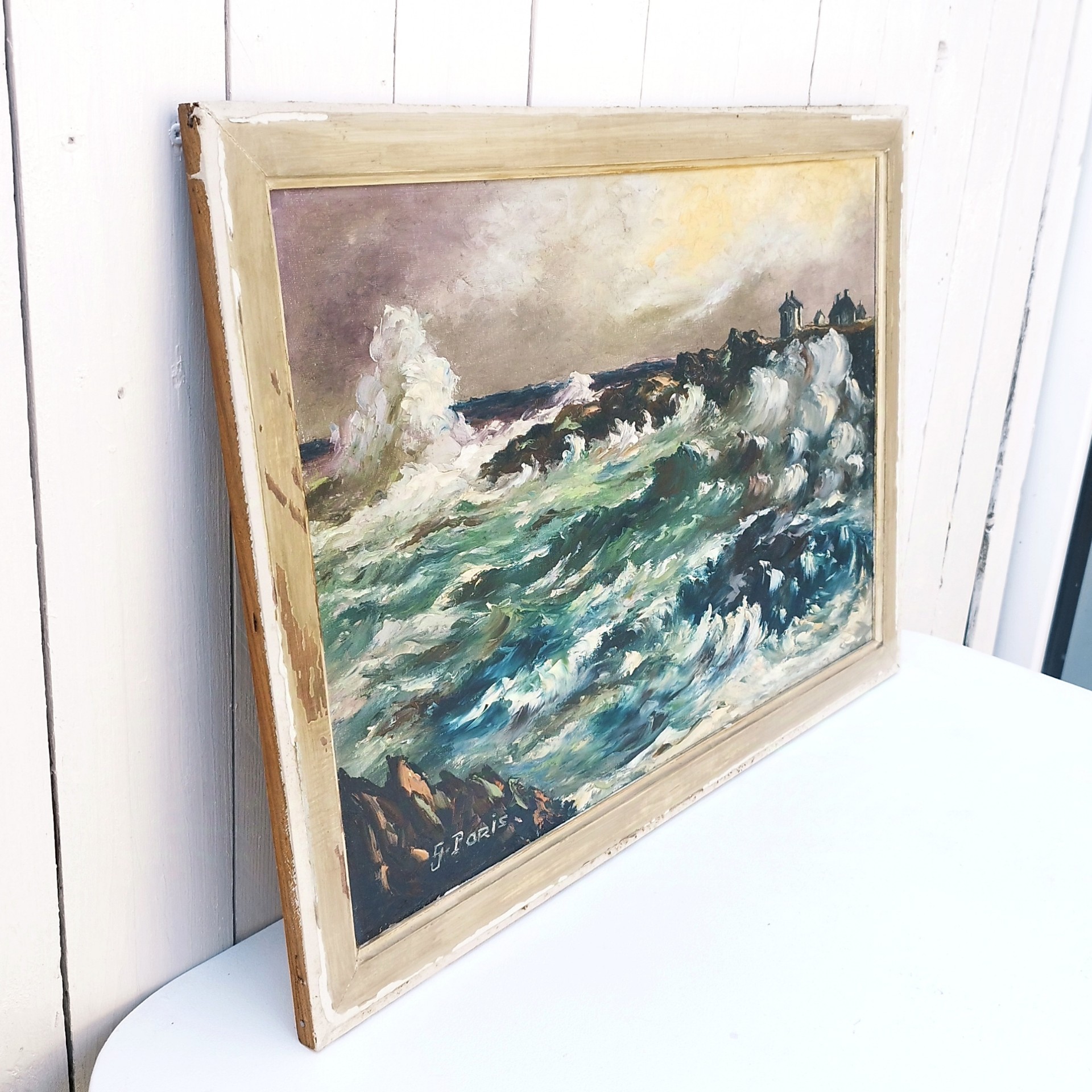 Huile sur toile représentant une tempête, sur les bords de la côte. Une partie est effectuée au couteau donnant un beau relief à cette toile. Encadrement bois avec usures sur le contour. Signée sur le bas à gauche. Bon état général. Dimensions avec encadrement : 61 X 43,5 cm.