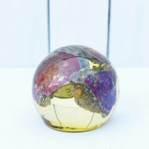  Inclusion de fragments du mur de Berlin dans du plexiglas, idéal comme décoration pour un cabinet de curiosité. Une étiquette à l'intérieur " Check point charlie" Rayures d'usage sur le plexiglas, jauni par le temps. Bon état général. Hauteur : 5,5 cm