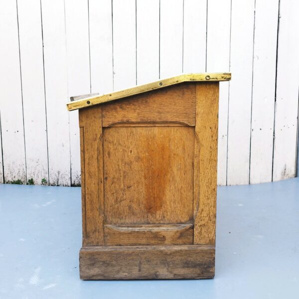 Meuble de cireur de chaussures, avec sur son sommet une plaque de zinc inclinée et rainurée pour cirer et nettoyer ses chaussures avec facilité. Deux porte sur le bas. Meuble entouré de laiton doré. Très belle patine. Petites de corrosion sur le laiton sans gravité. Traces d'usage  bon état. Hauteur : 46 cm Longueur : 70 cm Profondeur : 35 cm