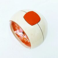Réveil boule datant des années 70  en plastique blanc/crème et cadran orange Fonctionnne parfaitement, sonnerie pas trop agressive. Aiguilles et numérotations phosphorescentes Quelques rayures d'usage. Excellent état. Hauteur : ~ 13 cm