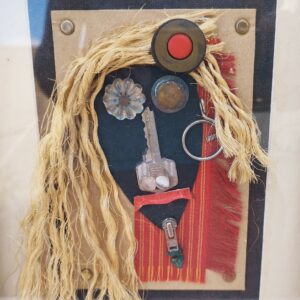 Oeuvre, art brut une création par le plasticien iranien Parviz Lak. Cadre à poser . Oeuvre représentant un personnage avec de la récupération d'objet (clé,zip, cabochon,ficelle etc.) Etiquette sur l'arrière du cadre. Traces de rayures sur le verre du cadre sans gravité, deux éclats sur les coins bas du cadre en bois. Bon état général. Dimensions : 32 x 27 cm