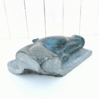 Haut relief représentant une tête de cheval sculptée dans du marbre . Beau travail de ciselure. Bon état général . Dimensions : 29 x 18 x 10 cm ( très lourd)