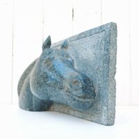 Haut relief représentant une tête de cheval sculptée dans du marbre . Beau travail de ciselure. Bon état général . Dimensions : 29 x 18 x 10 cm ( très lourd)