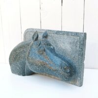 Haut relief représentant une tête de cheval sculptée dans du marbre . Beau travail de ciselure. Bon état général . Dimensions : 29 x 18 x 10 cm ( très lourd)