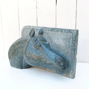 Haut relief représentant une tête de cheval sculptée dans du marbre . Beau travail de ciselure. Bon état général . Dimensions : 29 x 18 x 10 cm ( très lourd)