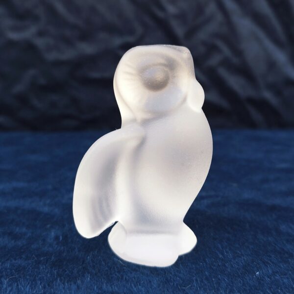 Chouette ou hibou en cristal givré de la manufacture de Sèvres. idéal pour les collectionneurs. Excellent état. Hauteur : 8 cm