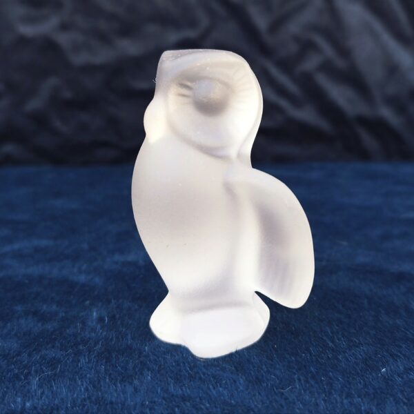 Chouette ou hibou en cristal givré de la manufacture de Sèvres. idéal pour les collectionneurs. Excellent état. Hauteur : 8 cm