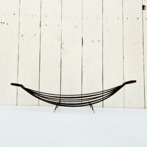 Corbeille à fruits en fis de métal laqués noir mat et poignées en bois datant des années 50, reposant sur quatre pieds. De forme oblong. Très bon état général. Longueur avec poignées : 45,5 cm Largeur : 16 cm
