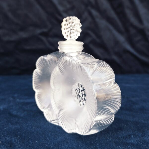 Flacon de parfum , modèle " les deux fleurs", dessiné par René Lalique .  Signé à la pointe sur le dessous. Excellent état. Hauteur avec bouchon : 9,5 cm Largeur : 9,5 cm