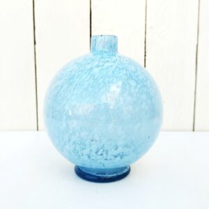 Pied de lampe en verre opalin bleu tacheté blanc, modèle Clichy datant des années 40.  Très bon état. Hauteur : 16 cm Diamètre : 13,5 cm