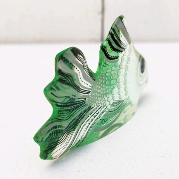 Poisson en lucite, dessiné par le brésilien Abraham Palatnik. Datant des années 60-70. Décor cinétique typique du travail de l'artiste. Très bon état. Longueur : 8,5 cm Hauteur : 5 cm