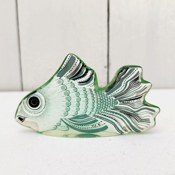 Poisson en lucite, dessiné par le brésilien Abraham Palatnik. Datant des années 60-70. Décor cinétique typique du travail de l'artiste. Très bon état. Longueur : 8,5 cm Hauteur : 5 cm