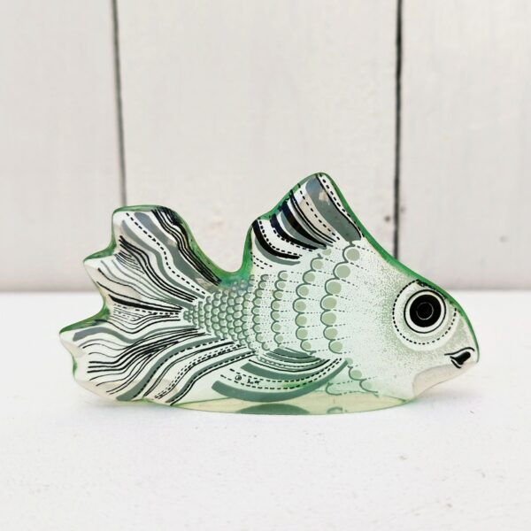 Poisson en lucite, dessiné par le brésilien Abraham Palatnik. Datant des années 60-70. Décor cinétique typique du travail de l'artiste. Très bon état. Longueur : 8,5 cm Hauteur : 5 cm