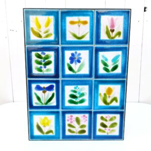 Table basse  ou bout de canapé , de l'atelier de Sophie,  en carreaux de céramique datant des années 50, Motif floraux très colorés. Très bon état Hauteur : 34,5 cm Dimensions plateau : 43,5 x 33 cm