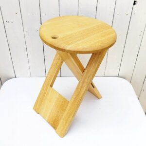  Astucieux tabouret pliant datant des années 80,  modèle "Suzy Stool "  par Adrian Reed, pour la manufacture londonienne Princes Design Works. Inspiré de la célèbre chaise à dossier TS crée par Roger Tallon.  Il devient plat une fois plié et est doté d’un trou dans l'assise qui permet sa suspension et son stockage vertical. Petites traces d'usage, bon état général Hauteur : 46 cm Diamètre assise : 32cm Longueur fermé : 69  cm