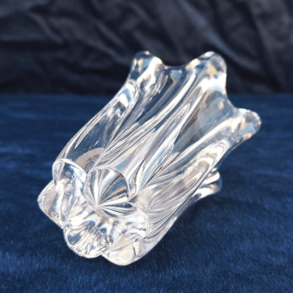 Petit vase en cristal de la verrerie Daum France. Signé sur le dessous. Excellent état. Hauteur : 9 cm Diamètre : ~8 cm