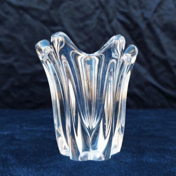 Petit vase en cristal de la verrerie Daum France. Signé sur le dessous. Excellent état. Hauteur : 9 cm Diamètre : ~8 cm