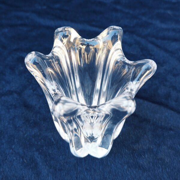 Petit vase en cristal de la verrerie Daum France. Signé sur le dessous. Excellent état. Hauteur : 9 cm Diamètre : ~8 cm