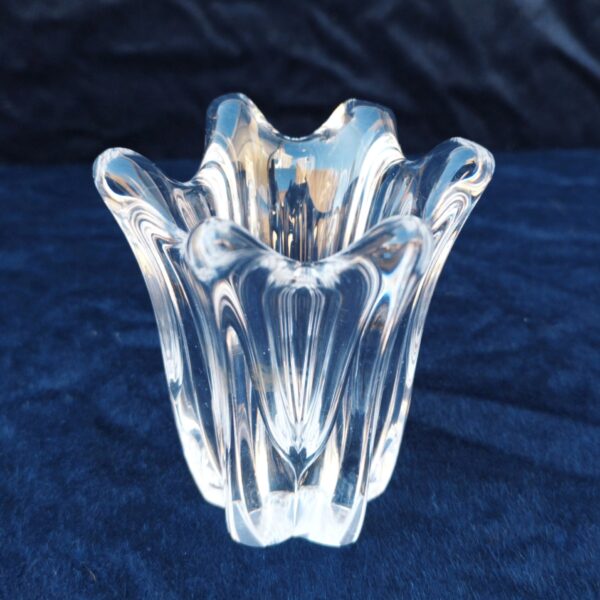 Petit vase en cristal de la verrerie Daum France. Signé sur le dessous. Excellent état. Hauteur : 9 cm Diamètre : ~8 cm