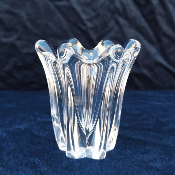 Petit vase en cristal de la verrerie Daum France. Signé sur le dessous. Excellent état. Hauteur : 9 cm Diamètre : ~8 cm