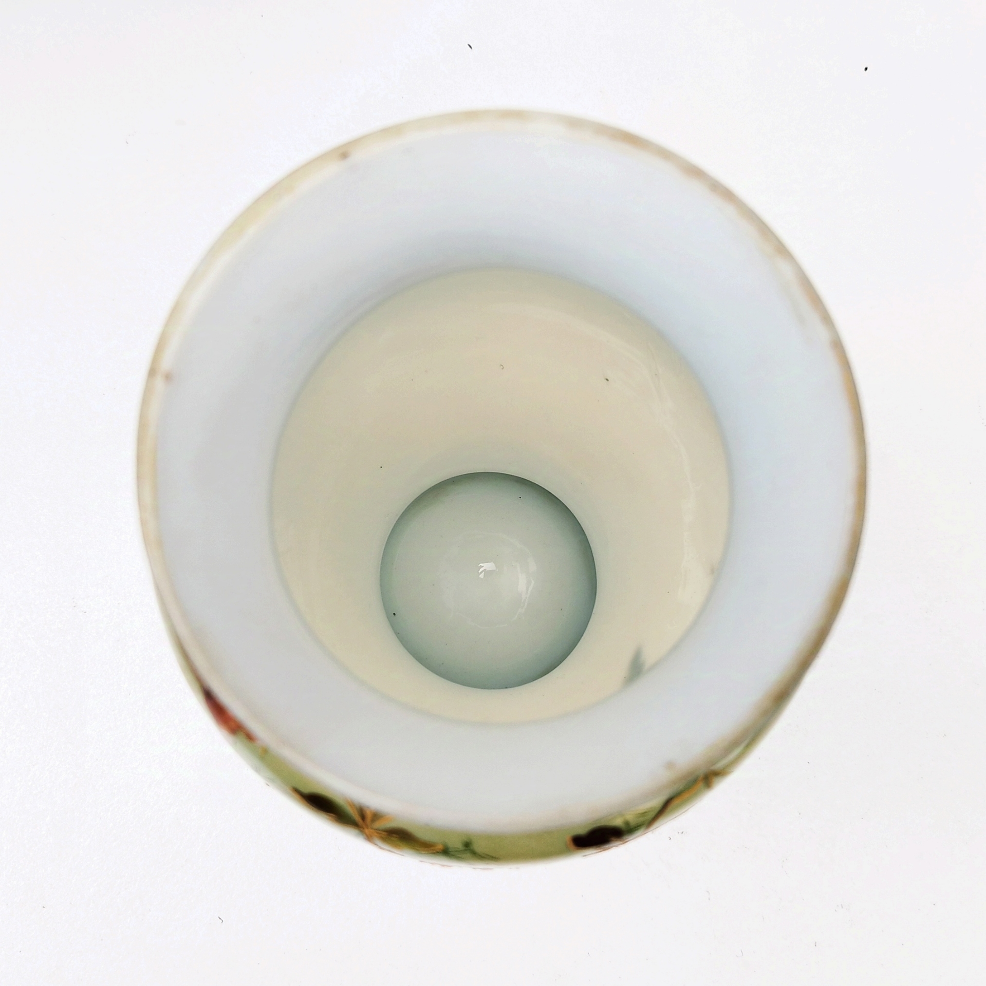 Vase balustre sur piédouche en opaline époque Napoléon III, à décor de bouquet de fleurs peints rehaussé de dorure en relief. Manque de dorure sur le col du vase, des taches de jaunissure sur le corps. Petits manques de peinture sur le piédouche. Bon état général Hauteur : 32,5 cm Diamètre col : 11,5 cm