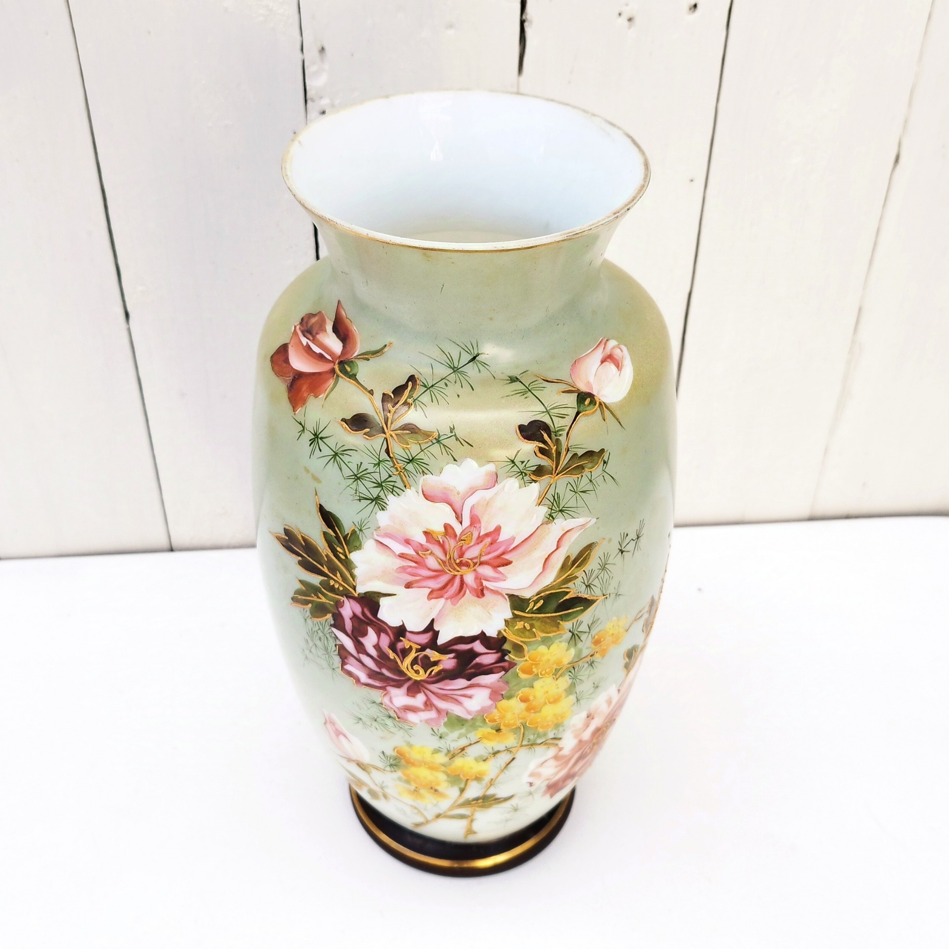Vase balustre sur piédouche en opaline époque Napoléon III, à décor de bouquet de fleurs peints rehaussé de dorure en relief. Manque de dorure sur le col du vase, des taches de jaunissure sur le corps. Petits manques de peinture sur le piédouche. Bon état général Hauteur : 32,5 cm Diamètre col : 11,5 cm