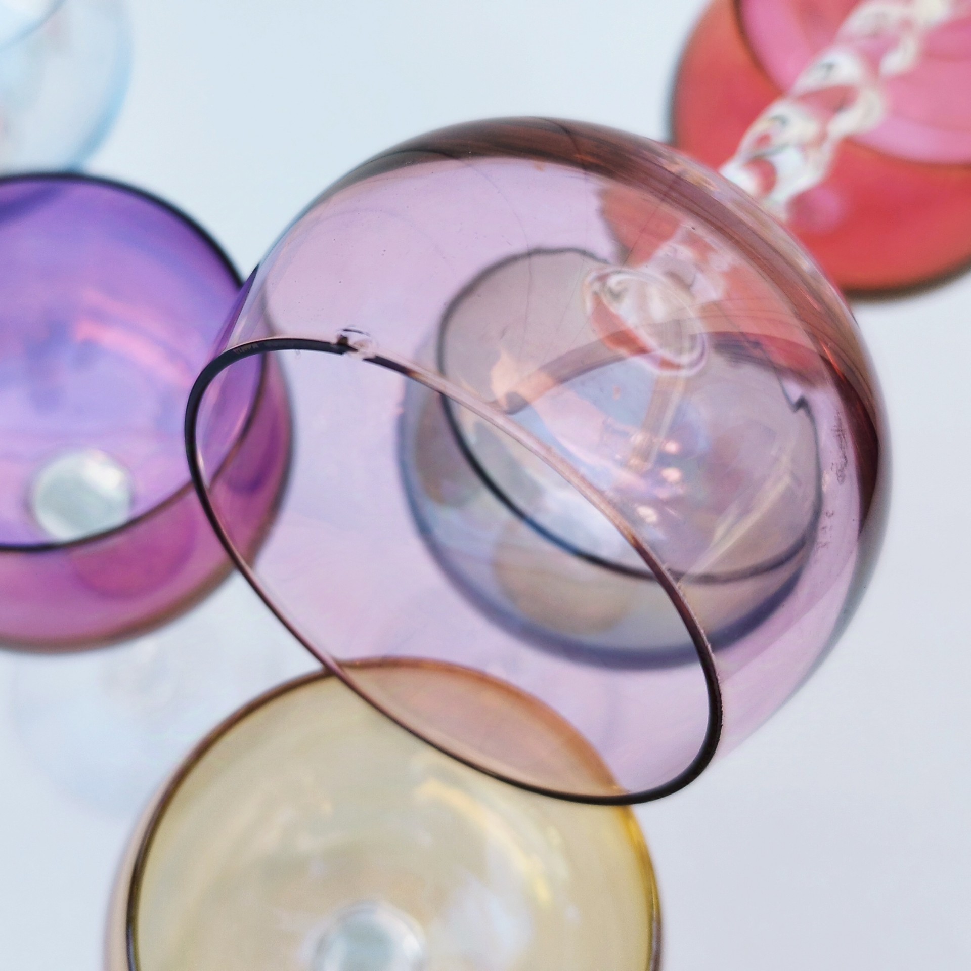 Six  verres à vin blanc colorés forme ballon et pied torsadés. Parfait pour une belle table de fête. Une égrenure sur le rebord du rose pale Hauteur : 14 cm Diamètre : 5,5 cm Capacité : 8 cl