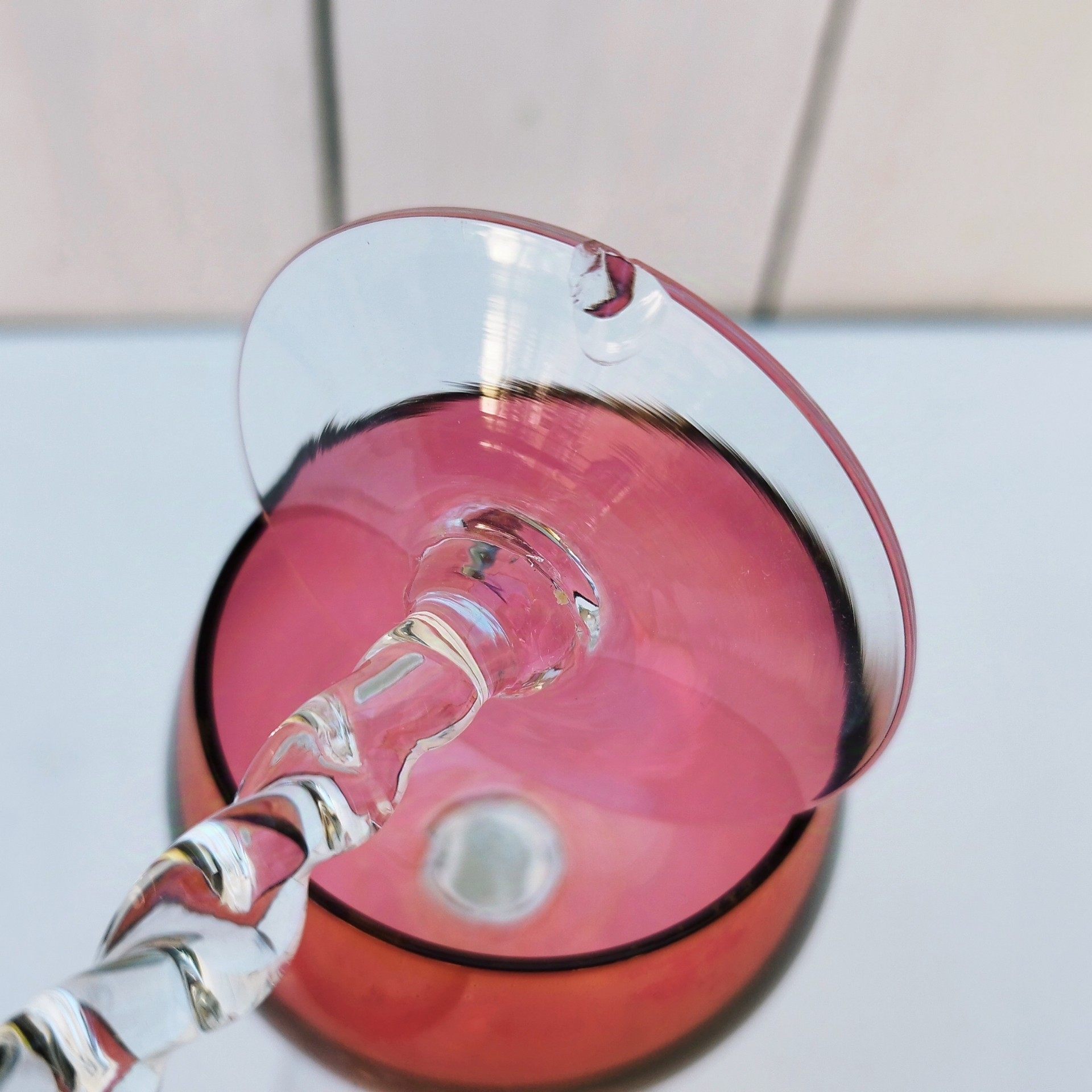 Six  verres à vin blanc colorés forme ballon et pied torsadés. Parfait pour une belle table de fête. Une égrenure sur le rebord du rose pale Hauteur : 14 cm Diamètre : 5,5 cm Capacité : 8 cl