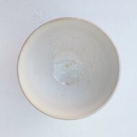 Grand bol en faïence, modèle Cerises Petites usures au col, et petites tâches à l'intérieur. Très bon état général. Hauteur : 9,5 cm Diamètre : 17 cm