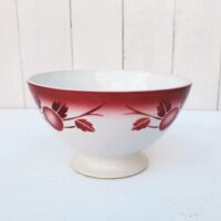Grand bol en faïence, modèle Cerises Petites usures au col, et petites tâches à l'intérieur. Très bon état général. Hauteur : 9,5 cm Diamètre : 17 cm