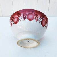 Grand bol en faïence, modèle Cerises Petites usures au col, et petites tâches à l'intérieur. Très bon état général. Hauteur : 9,5 cm Diamètre : 17 cm