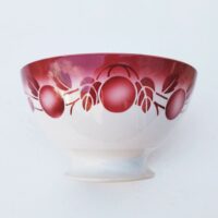 Grand bol en faïence, modèle Cerises Petites usures au col, et petites tâches à l'intérieur. Très bon état général. Hauteur : 9,5 cm Diamètre : 17 cm