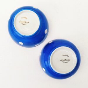 Anciens bols bleus à pois blancs datant des années 50, en faïence de Longchamp. Traces d'usage à l'intérieur. très bon état Diamètre  : 11,9 cm Hauteur  : 6,3 cm