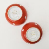 Anciens bols rouges à pois blancs datant des années 50, en faïence de Longchamp. Traces d'usage à l'intérieur. Très bon état Diamètre  : 11,9 cm Hauteur  : 6,3 cm