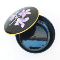 Bonbonnière de la marque Villeroy & Boch, modèle Orchidée. Excellent état. Diamètre : 12 cm Hauteur : 5 cm