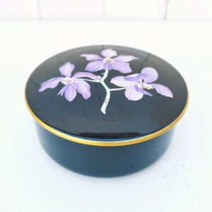 Bonbonnière de la marque Villeroy & Boch, modèle Orchidée. Excellent état. Diamètre : 12 cm Hauteur : 5 cm
