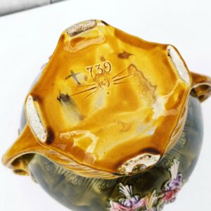 Ancien cache pot en barbotine d'onnaing modèle " Clochettes" , numéroté 739 sur le dessous. Décor de fleurs Fuchsias. Quelques micros égrenures sur le rebord. Bon état général Hauteur max : 23 cm Largeur : 22 cm Longueur max : 31 cm