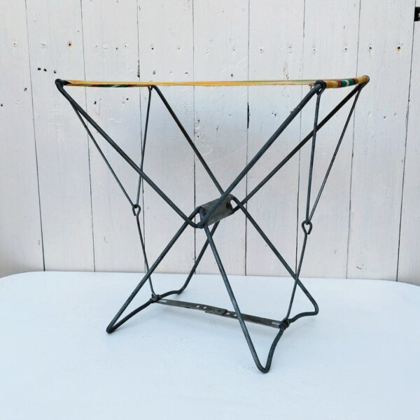 Tabouret d'appoint de camping ou siège de plage datant des années 70. Structure en métal et assise en toile de couleur. Une icône des années 70. Petites trace de corrosion, traces d'usage. Bon état général Hauteur : 35 cm Dimensions assise : 35 x 24 cm