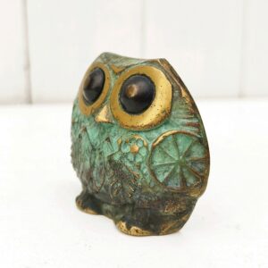 Petite chouette à poser en bronze , signée Jarc. Datant des années 60. Belle patine. Très bon état Dimensions  : 5 x 6,5 cm