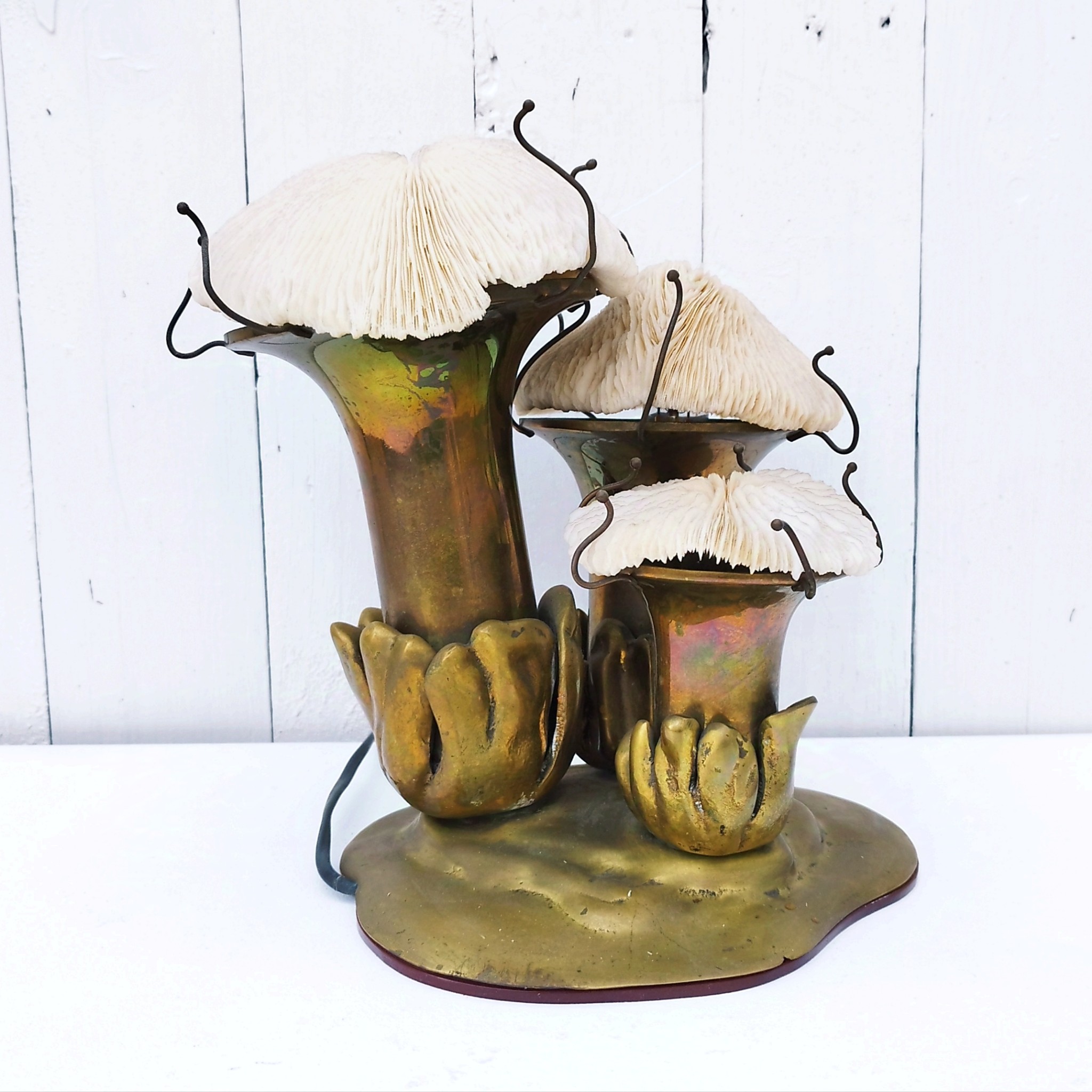 exceptionnelle lampe en bronze massif par Duval Brasseur. Chapeaux des champignons sont en coraux véritables. Lampe d'ambiance d'un plus bel effet. Trace de vert-de-gris sur certain endroits, belle pâtine dorée. Non signée mais répertoriée. Lampe très lourde. Très bon état. Hauteur : 26 cm