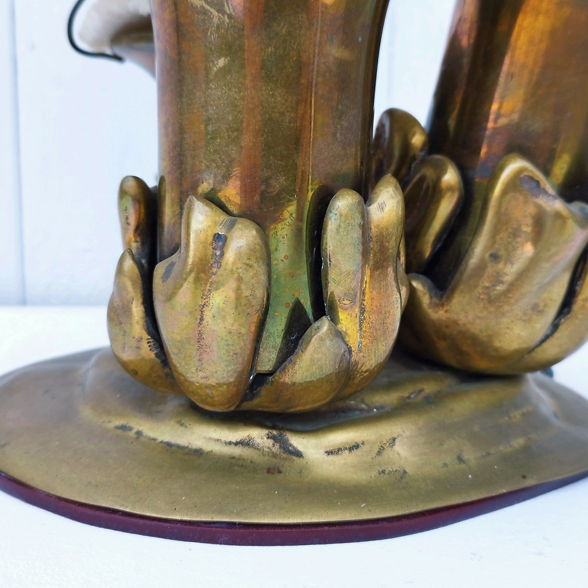 exceptionnelle lampe en bronze massif par Duval Brasseur. Chapeaux des champignons sont en coraux véritables. Lampe d'ambiance d'un plus bel effet. Trace de vert-de-gris sur certain endroits, belle pâtine dorée. Non signée mais répertoriée. Lampe très lourde. Très bon état. Hauteur : 26 cm