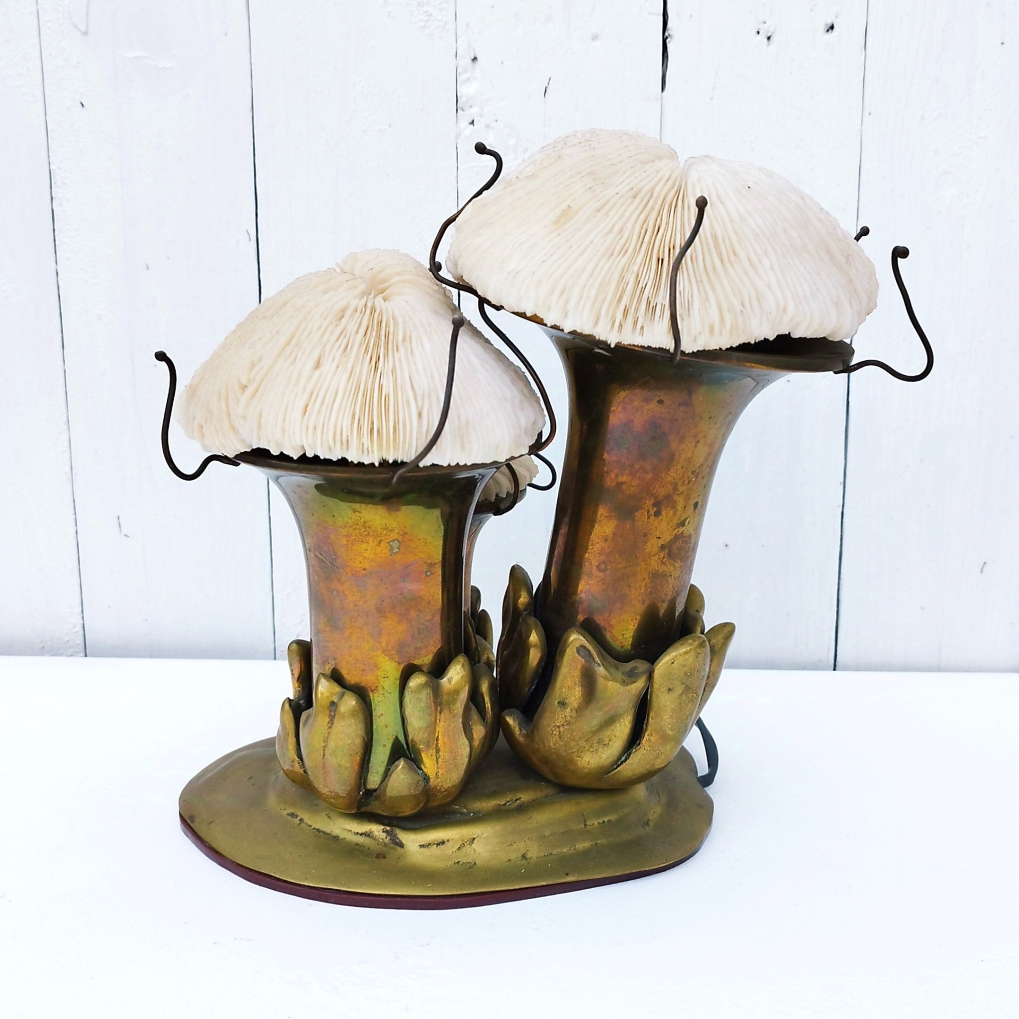 exceptionnelle lampe en bronze massif par Duval Brasseur. Chapeaux des champignons sont en coraux véritables. Lampe d'ambiance d'un plus bel effet. Trace de vert-de-gris sur certain endroits, belle pâtine dorée. Non signée mais répertoriée. Lampe très lourde. Très bon état. Hauteur : 26 cm