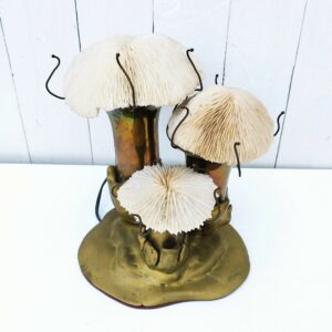 exceptionnelle lampe en bronze massif par Duval Brasseur. Chapeaux des champignons sont en coraux véritables. Lampe d'ambiance d'un plus bel effet. Trace de vert-de-gris sur certain endroits, belle pâtine dorée. Non signée mais répertoriée. Lampe très lourde. Très bon état. Hauteur : 26 cm