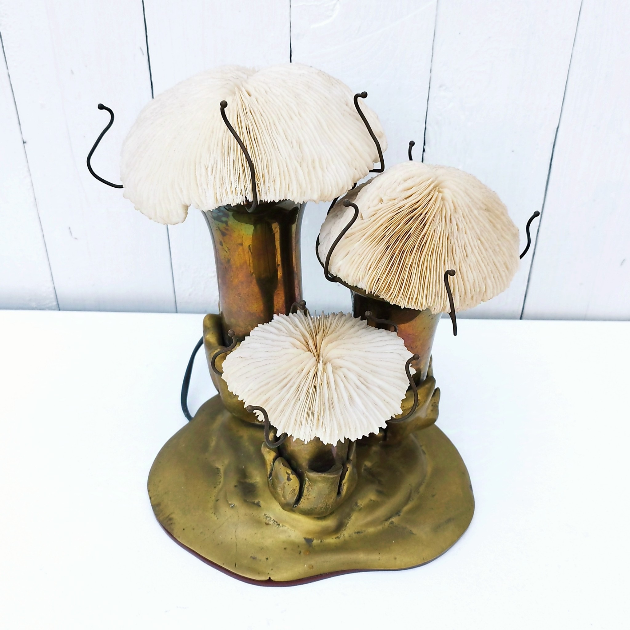 exceptionnelle lampe en bronze massif par Duval Brasseur. Chapeaux des champignons sont en coraux véritables. Lampe d'ambiance d'un plus bel effet. Trace de vert-de-gris sur certain endroits, belle pâtine dorée. Non signée mais répertoriée. Lampe très lourde. Très bon état. Hauteur : 26 cm