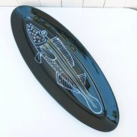 Grand et rare plat au poisson par Robert Picault à vallauris. Non signé mais répertorié. Un éclat au bout gauche. Bon état général. Dimensions : 63,5 x 23 cm