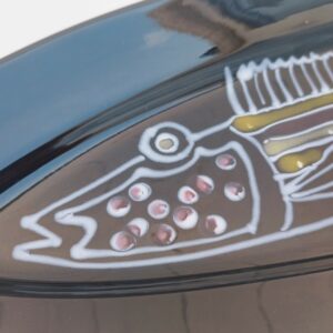 Grand et rare plat au poisson par Robert Picault à vallauris. Non signé mais répertorié. Un éclat au bout gauche. Bon état général. Dimensions : 63,5 x 23 cm